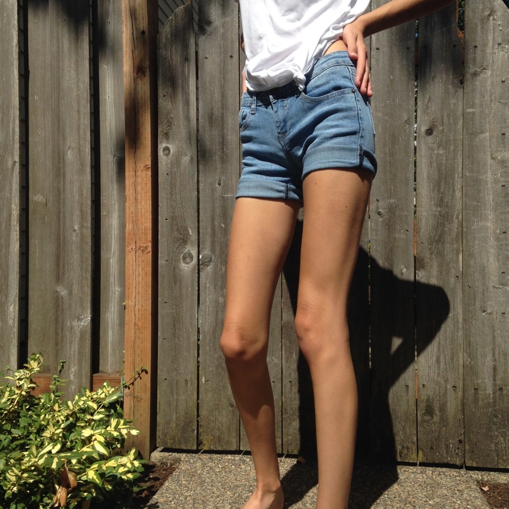 Comfy cuffed jean shorts 🌊